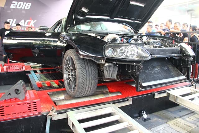 Tenaga Toyota Supra Hitam Ini Bikin Decak Kagum Pengunjung Final BlackAuto Battle 2018 Surabaya