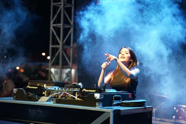 DJ Tiara Dewy, Dancers Serta Line Band Hibur Pengunjung BlackAuto Battle Manado
