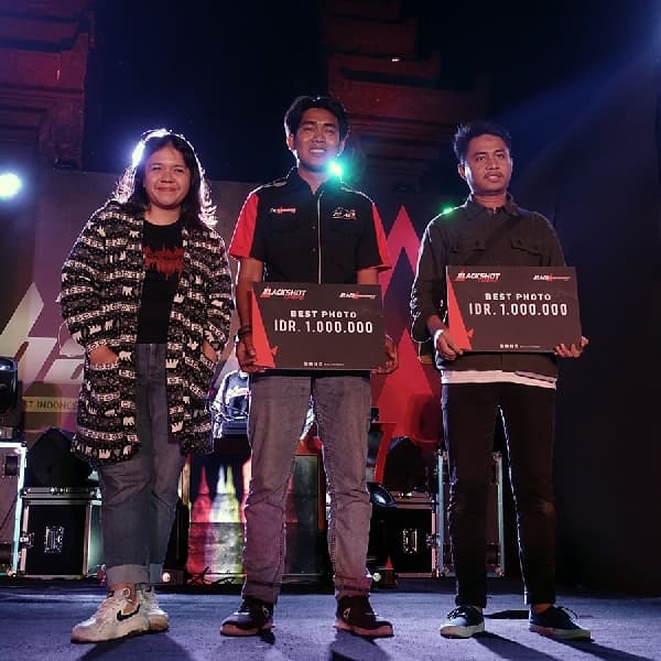 Kedua Pemenang BlackShot Challenge Menggunakan Smartphone untuk Hasil Terbaiknya