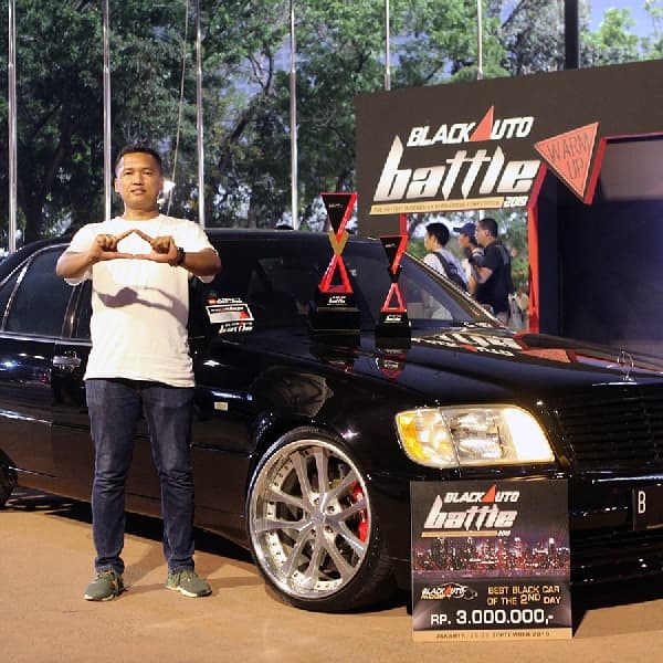 Mercedes W140 Dinobatkan Sebagai Best Black Car of the Day
