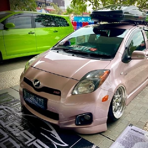 Stand Out! Toyota Yaris Bakpao Dandan Stance, Eye Cachting Berkelir Rose Gold