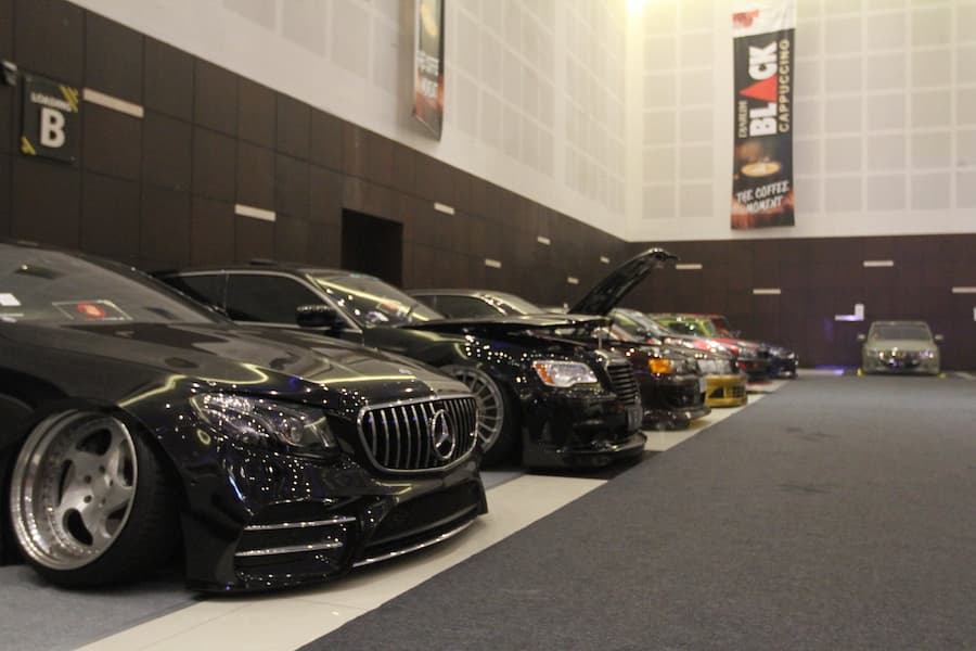 Barisan Mobil-Mobil Modifikasi di Blackauto Battle Surabaya 2024