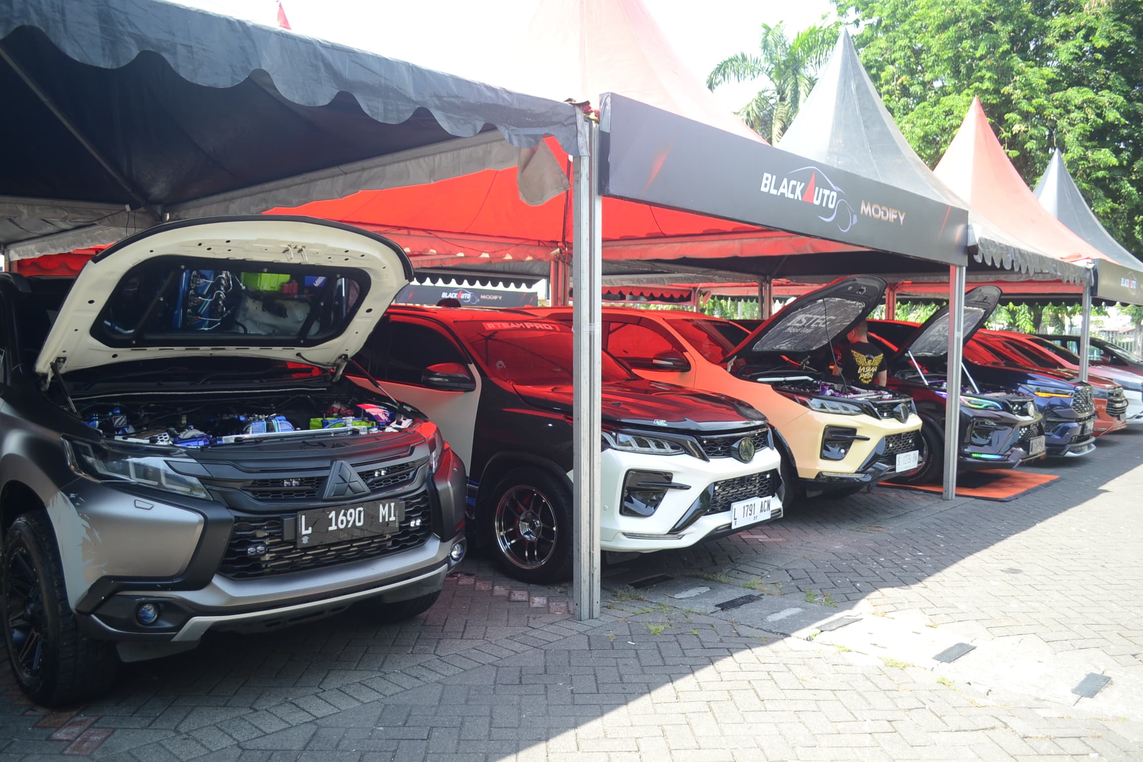 Barisan Mobil Eye catch di Blackauto Battle 2025 Surabaya