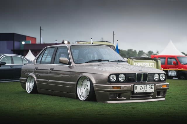 bmw-318i-e30-by-gerald