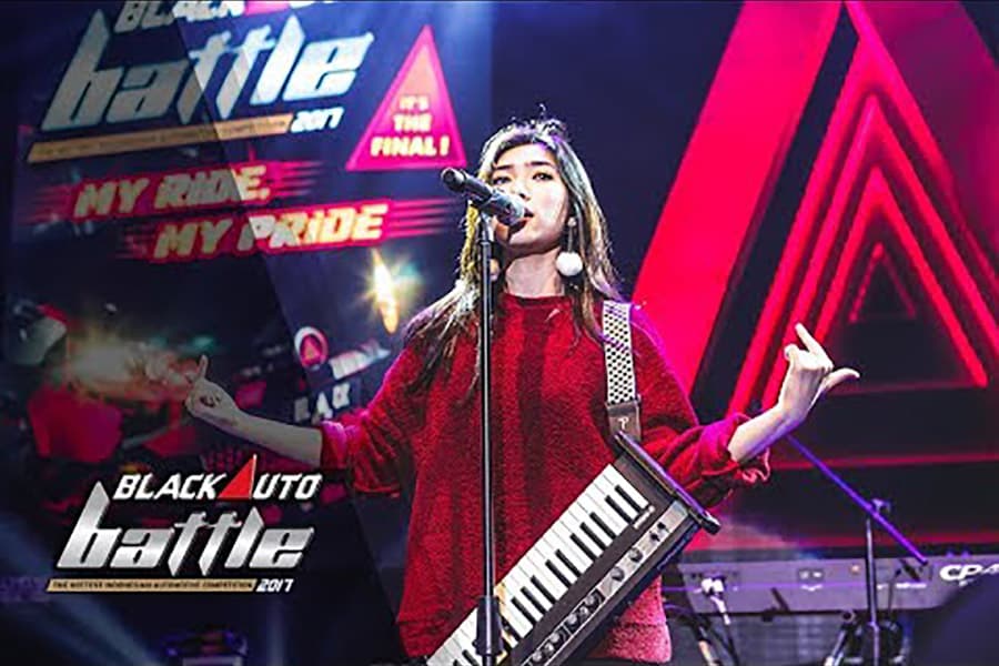 Isyana Sarasvati &amp; The Icon Band Performance The Final Battle BlackAuto Battle 2017