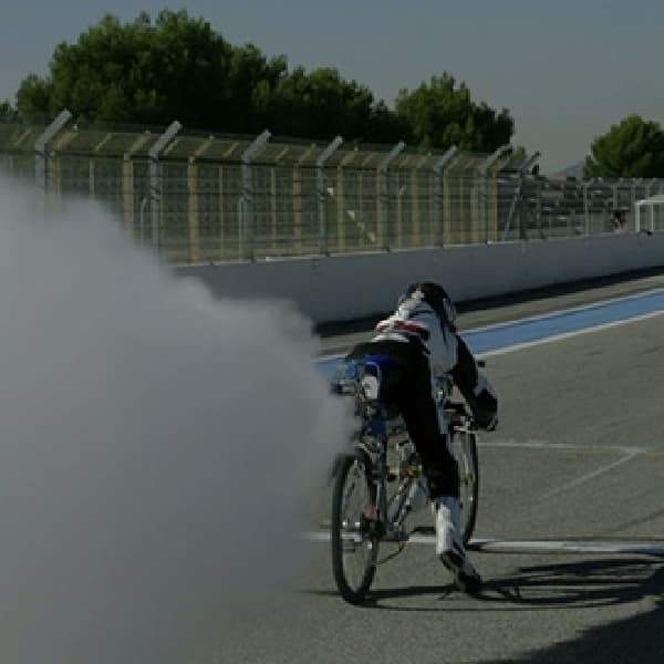 Sepeda Ini Kalahkan Ferrari 430 Scuderia di Lintasan Drag Race