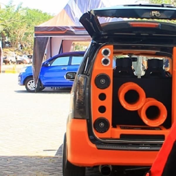 Peserta Black Out Loud BlackAuto Battle 2015 Makassar Dapat Apresiasi Juri