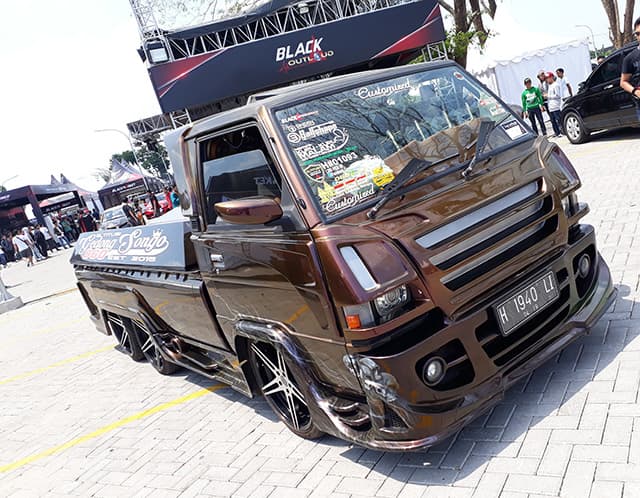 Mitsubishi L300 Enam Roda Ini Jadi Tontonan di BlackAuto Battle 2018 Solo