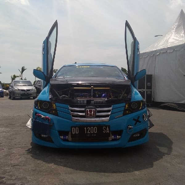 Komunitas Cyber Speed Turunkan 7 Mobil Kontesnya di BlackAuto Battle Makassar