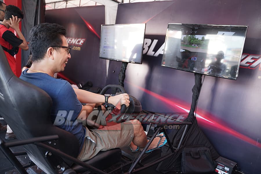 Cobain Keseruan Permainan di Booth BlackXperience.com