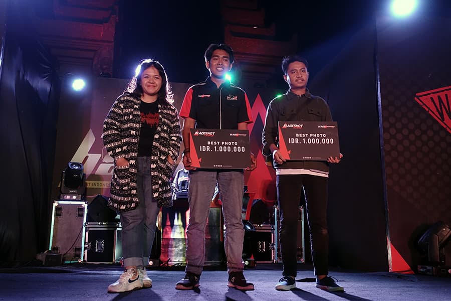 Kedua Pemenang BlackShot Challenge Menggunakan Smartphone untuk Hasil Terbaiknya