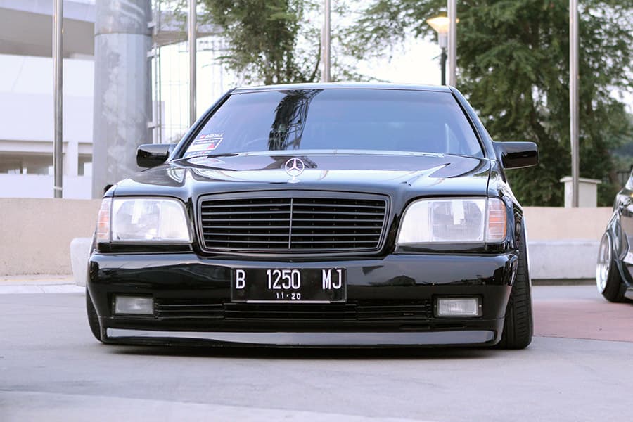 Mercedes W140 Dinobatkan Sebagai Best Black Car of the Day