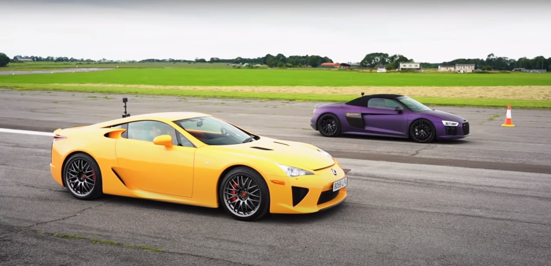 Drag Race Lexus LFA vs Audi R8 V10 Spyder