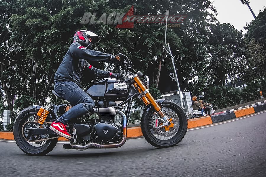 Triumph Bonneville T100, Neo Classic Scrambler Single Seat Gahar dan Sedikit Nakal