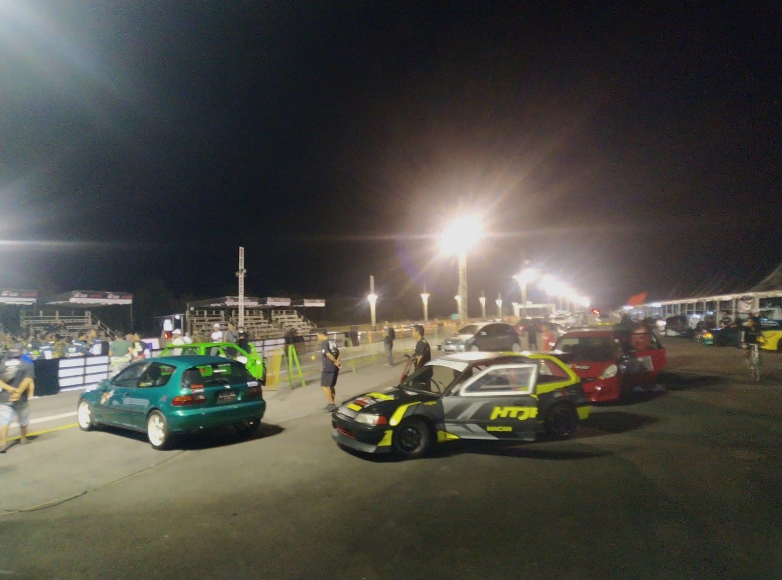 Ratusan Mobil Dan Motor Ramaikan Deville, Menunggu Final Black Drag Race N Bike Battle Kemarin