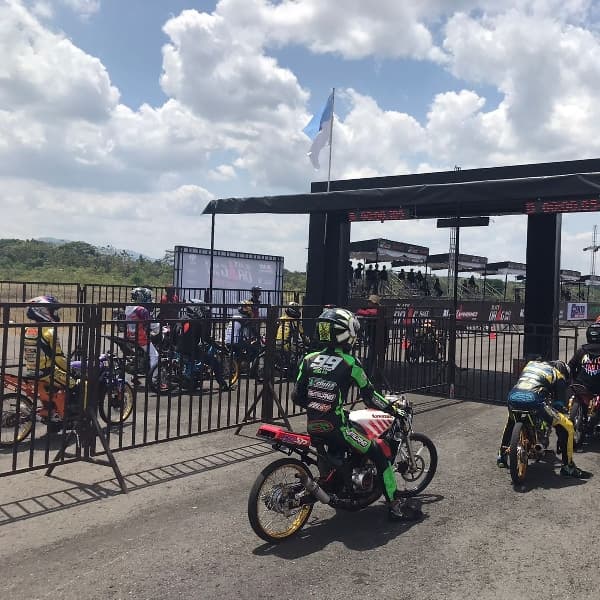 Black Drag Bike Night Battle : Jelang Pemanasan Round Pertama, Catatan Waktu Terbaik 201 meter bisa 6,5 detik oleh Tim Sanjaya Racing
