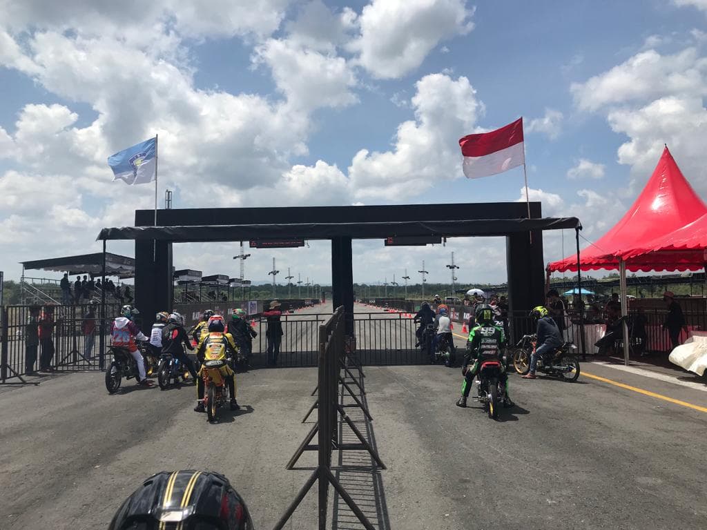 Black Drag Bike Night Battle : Jelang Pemanasan Round Pertama, Catatan Waktu Terbaik 201 meter bisa 6,5 detik oleh Tim Sanjaya Racing