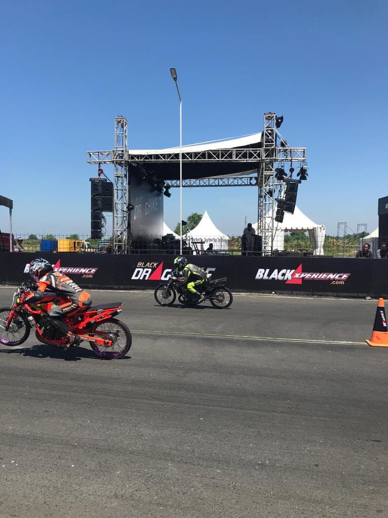 Penampilan DJ Gracela Andreas di Drag Bike Night Battle Support Dragster di Lintasan Lurus