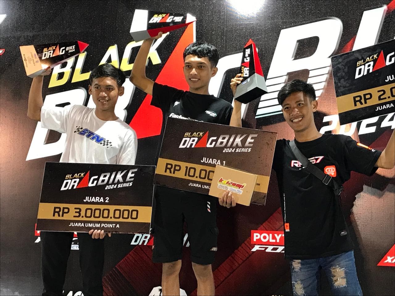 Wildan Kecil Kembali Rebut Juara Umum Open Point A di Black Drag Bike Wonosari 2024, Di kelas 402 Wildan Podium Tiga Kali