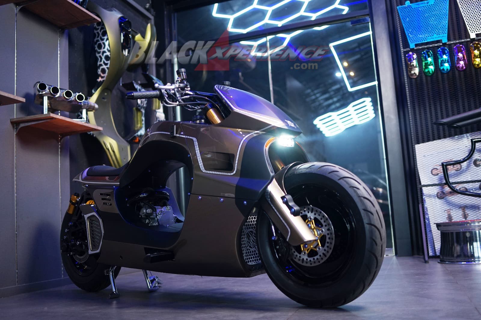 Modifikasi Aerox Neo Caferacer yang Kelewat Futuristik