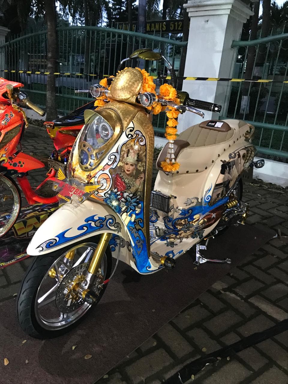 Main di kelas Fashion Modif, Scoppy Batik Queen ini Sabet 2 Piala di Black Motodify