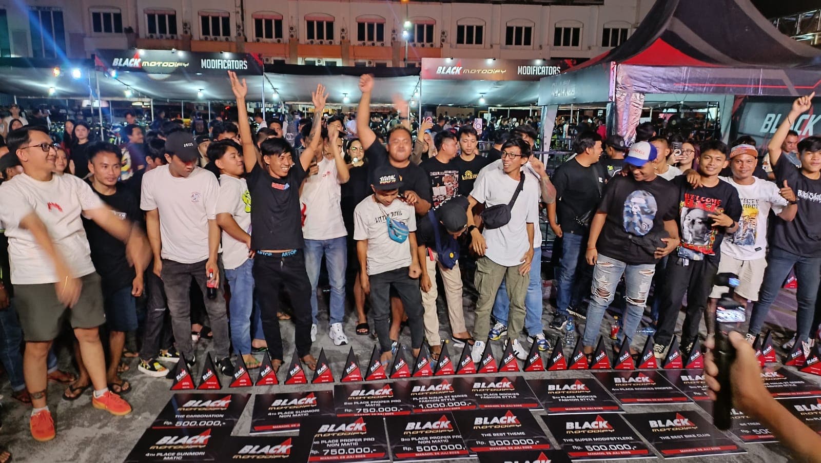 Black Motodify Manado 2025 Dua Ninja ZX150RR Tatap Podium Tertinggi dari Green Plafon dan Dziks Art