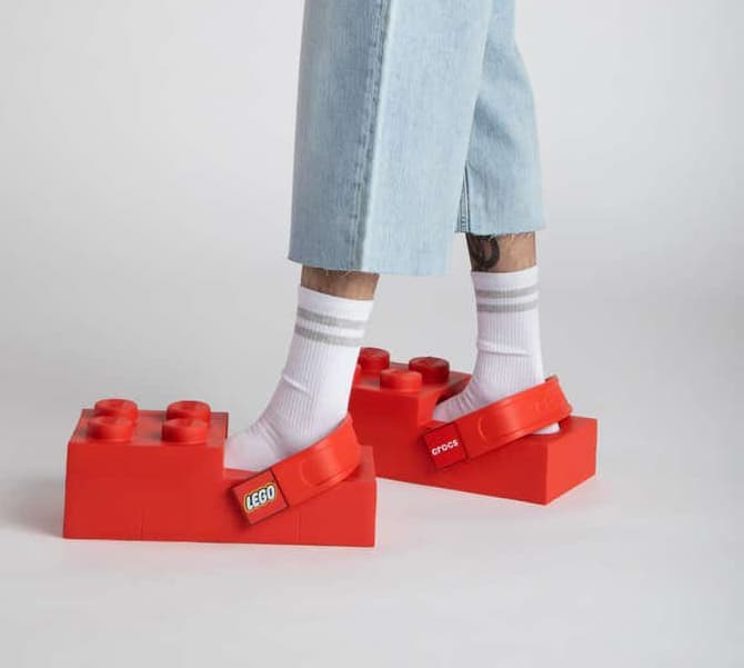 Kolaborasi Lego x Crocs Hadirkan Sepatu Unik Ini