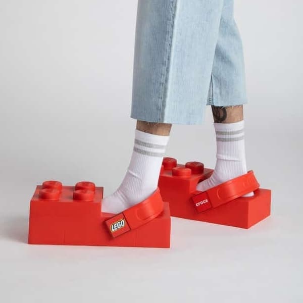 Kolaborasi Lego x Crocs Hadirkan Sepatu Unik Ini