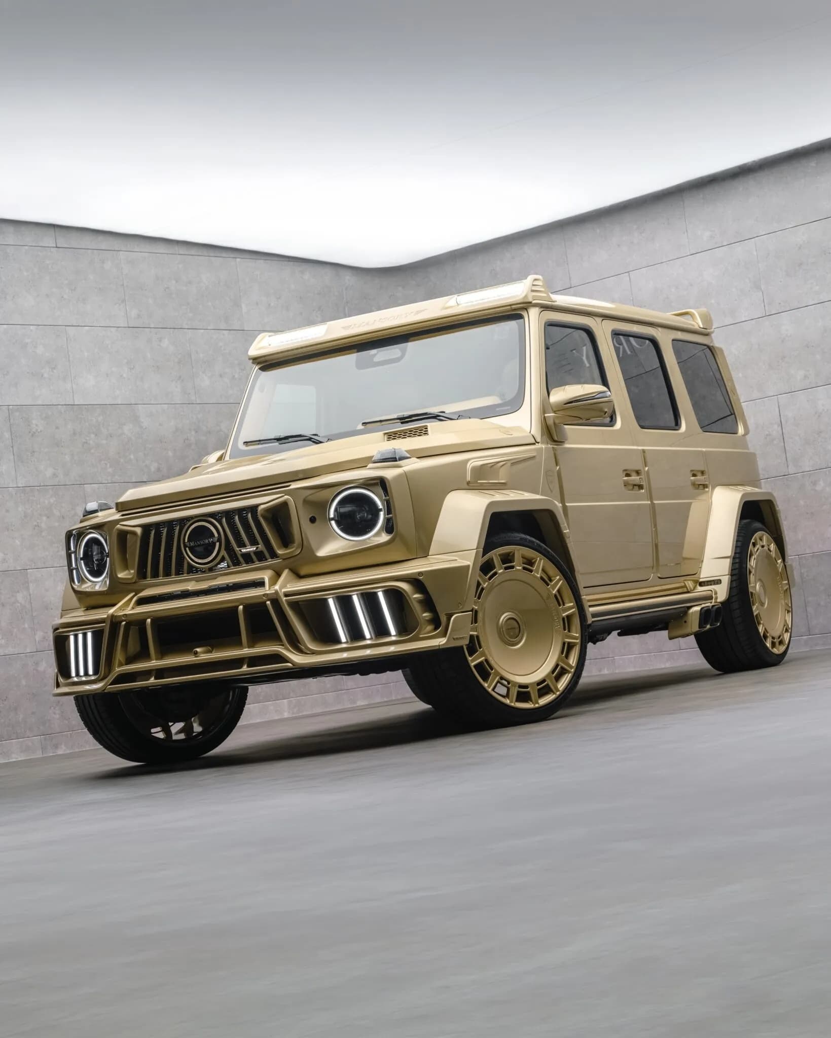 Modifikasi Mercedes-AMG G63 Berlapis Emas, Unik Banget!