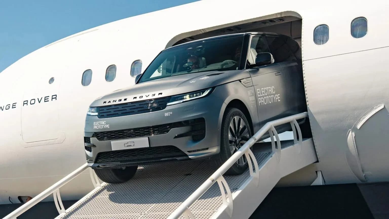 Range Rover Sport Kini Hadir Dalam Versi EV, Apa Bedanya?