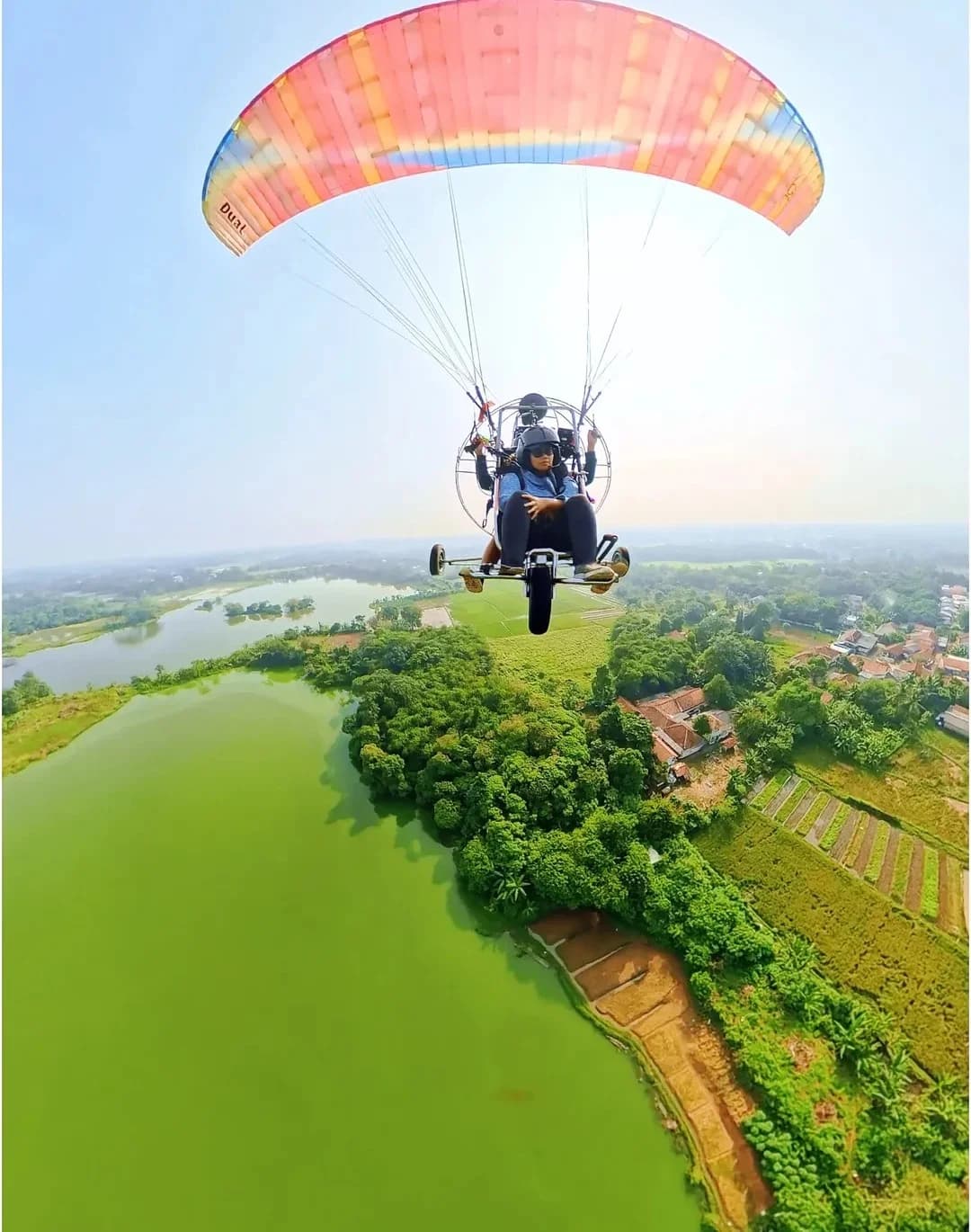 Asyiknya Terbang dengan Paramotor